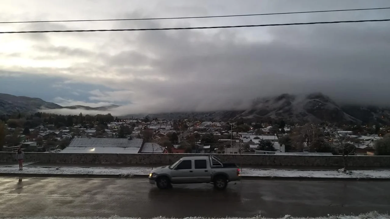 En pleno otoño llegó la nieve a Esquel: Las primeras postales 