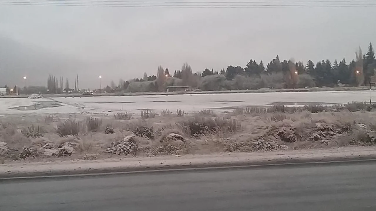 En pleno otoño llegó la nieve a Esquel: Las primeras postales 