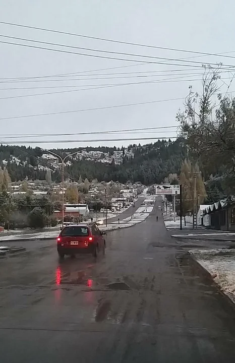 En pleno otoño llegó la nieve a Esquel: Las primeras postales 
