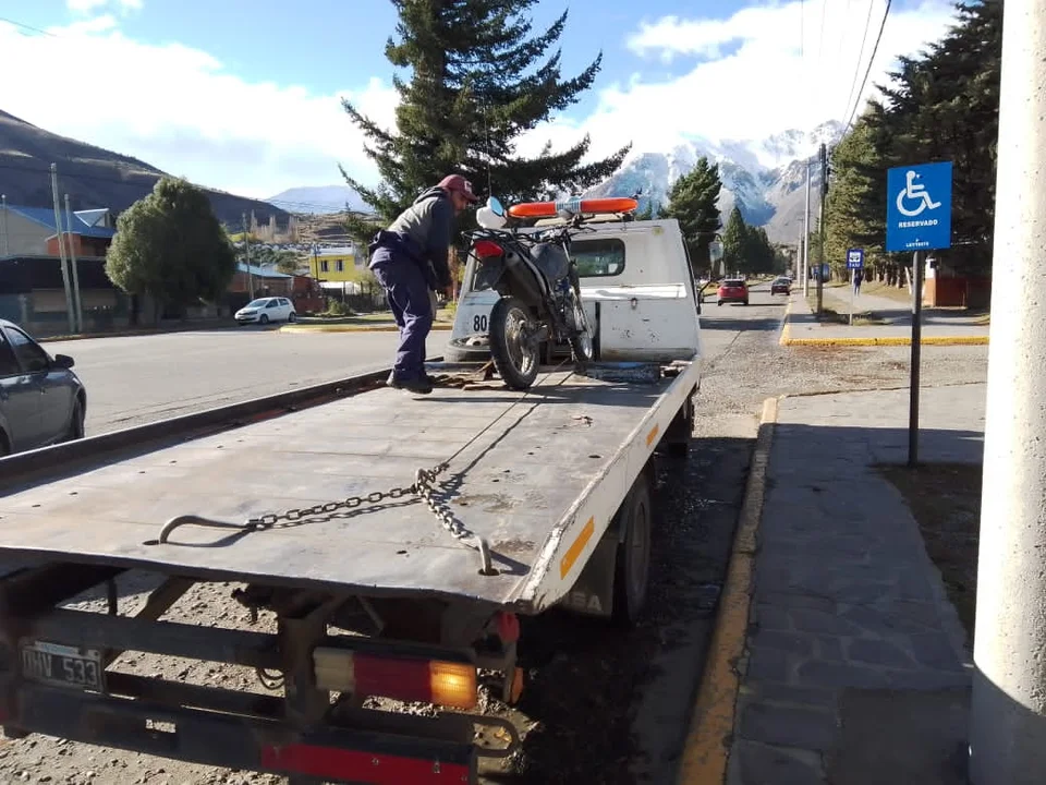 Motociclista lesionado tras esquivar un perro y chocar contra un auto
