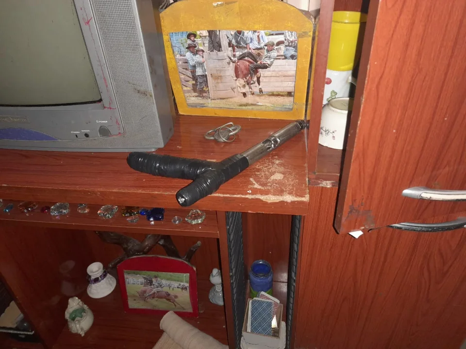 Detuvieron a un joven que habría golpeado y apuntado con un arma a una menor