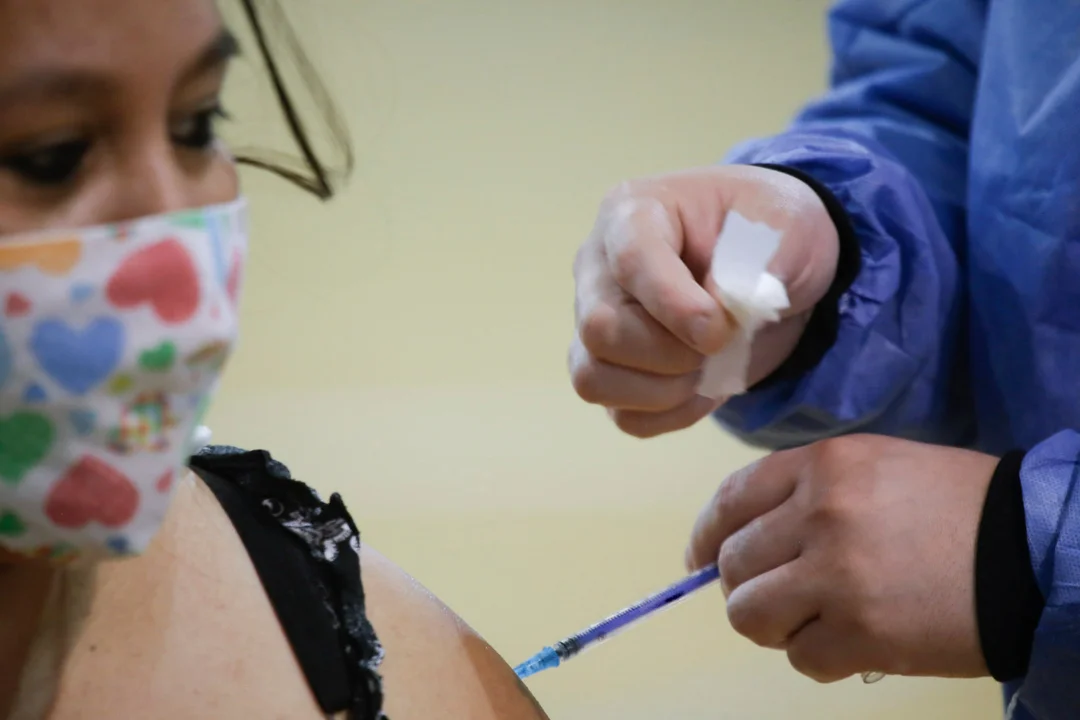 Salud recomienda aplicarse la vacuna de refuerzo contra el COVID antes del invierno