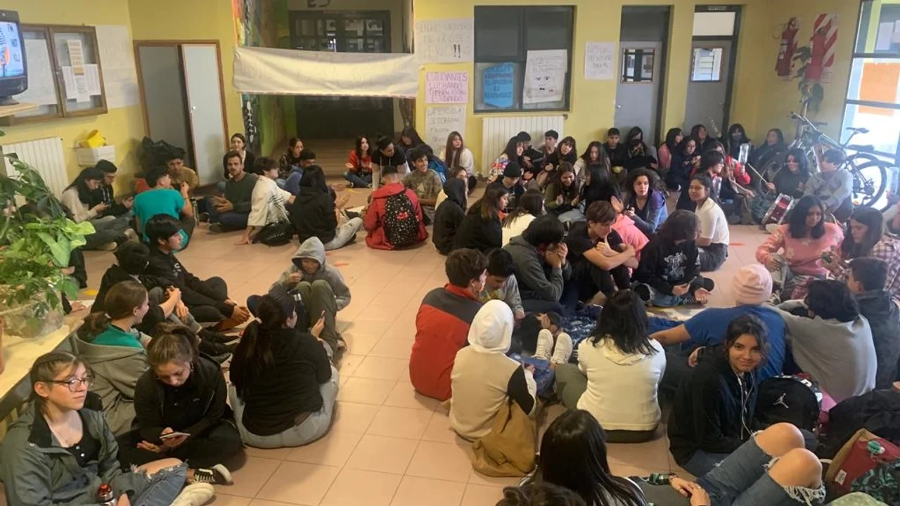 Escuela 713: Estudiantes hicieron una sentada reclamando mejores condiciones para cursar