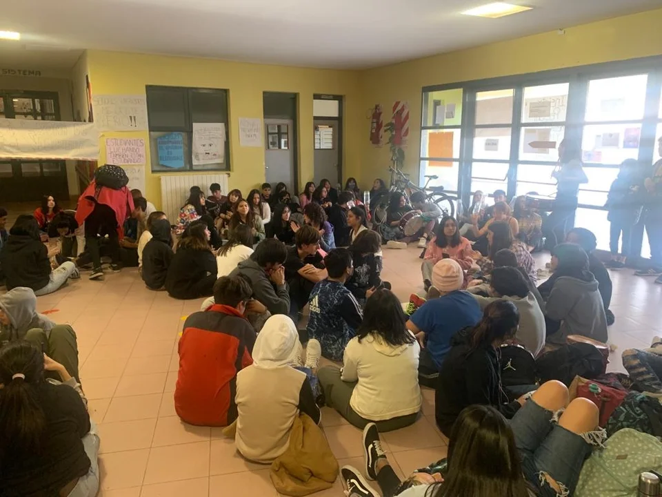Escuela 713: Estudiantes hicieron una sentada reclamando mejores condiciones para cursar