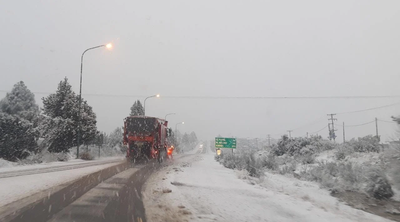 Mucha nieve entre El Bolsón y Bariloche: es obligatorio transitar con cadenas