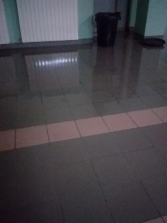 Siguen los problemas en la Escuela 713: Ahora ingresó agua por el techo y se inundó