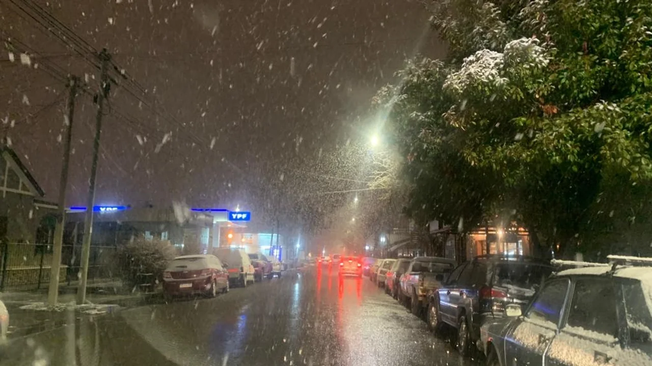 Se cumplió el pronóstico y llegó la nieve a la ciudad de Esquel