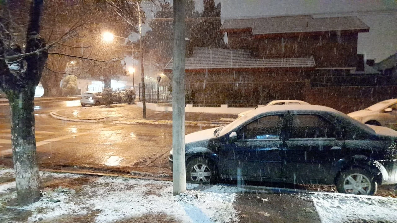Se cumplió el pronóstico y llegó la nieve a la ciudad de Esquel