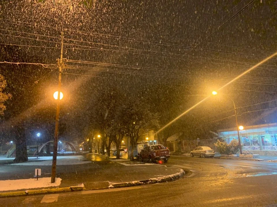 Se cumplió el pronóstico y llegó la nieve a la ciudad de Esquel