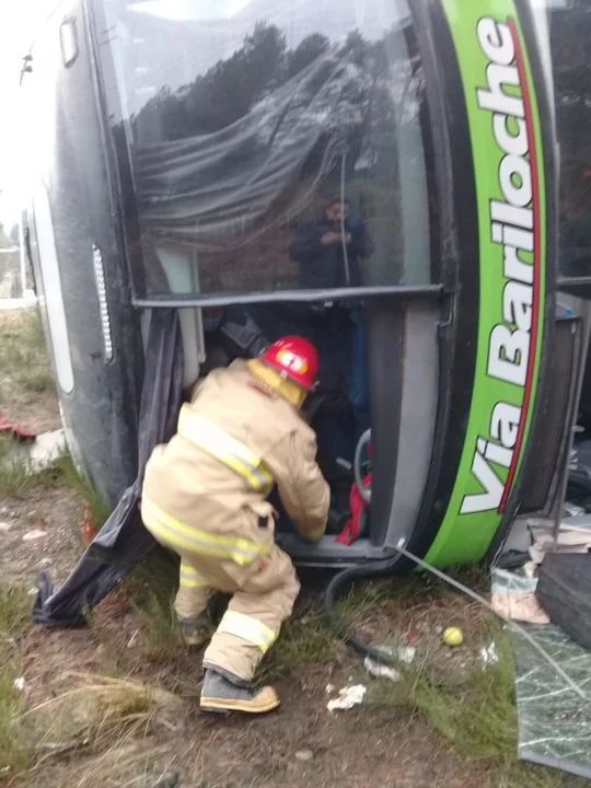 Volcó un colectivo en el ingreso a Epuyén y hay personas lesionadas