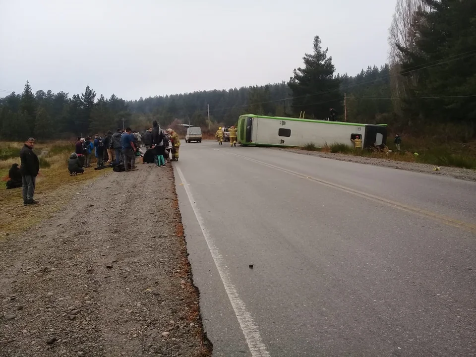 Volcó un colectivo en el ingreso a Epuyén y hay personas lesionadas