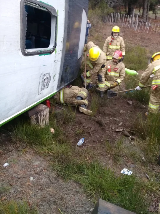 Volcó un colectivo en el ingreso a Epuyén y hay personas lesionadas