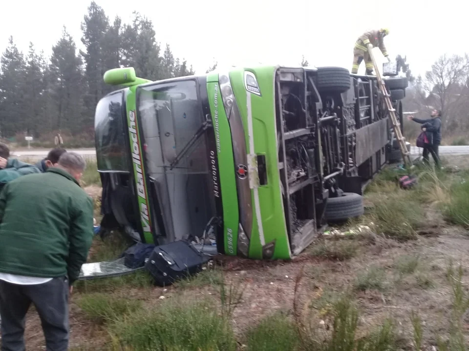 Volcó un colectivo en el ingreso a Epuyén y hay personas lesionadas