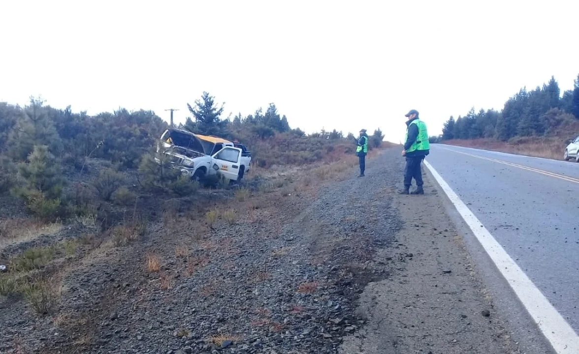Una camioneta de Vialidad Provincial despistó a pocos kilómetros de Epuyén