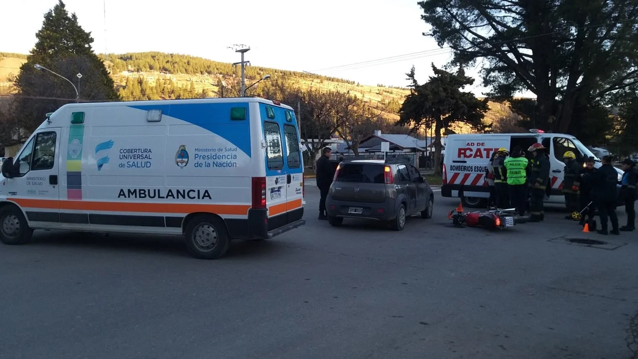 Circulaban en moto ebrios y protagonizaron un fuerte choque en el centro de Esquel