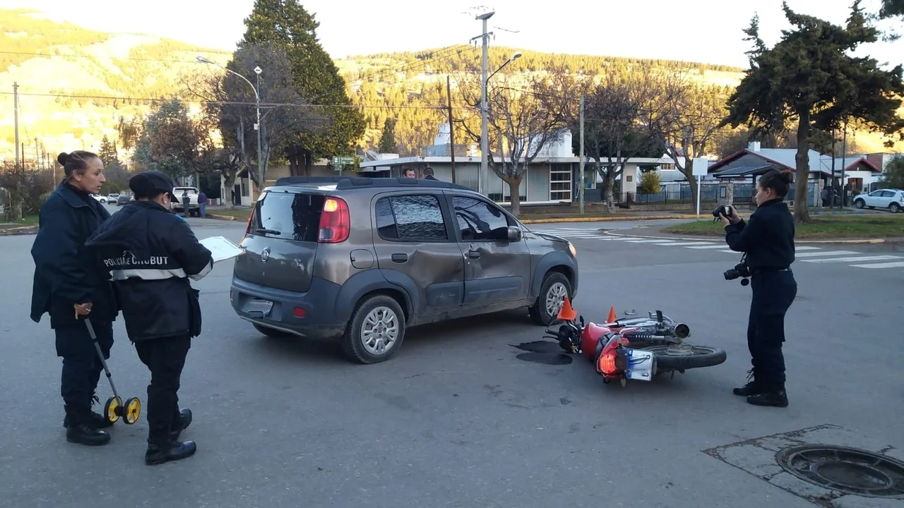 Circulaban en moto ebrios y protagonizaron un fuerte choque en el centro de Esquel