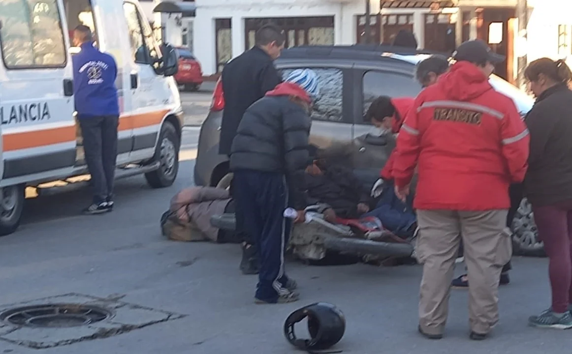 Circulaban en moto ebrios y protagonizaron un fuerte choque en el centro de Esquel