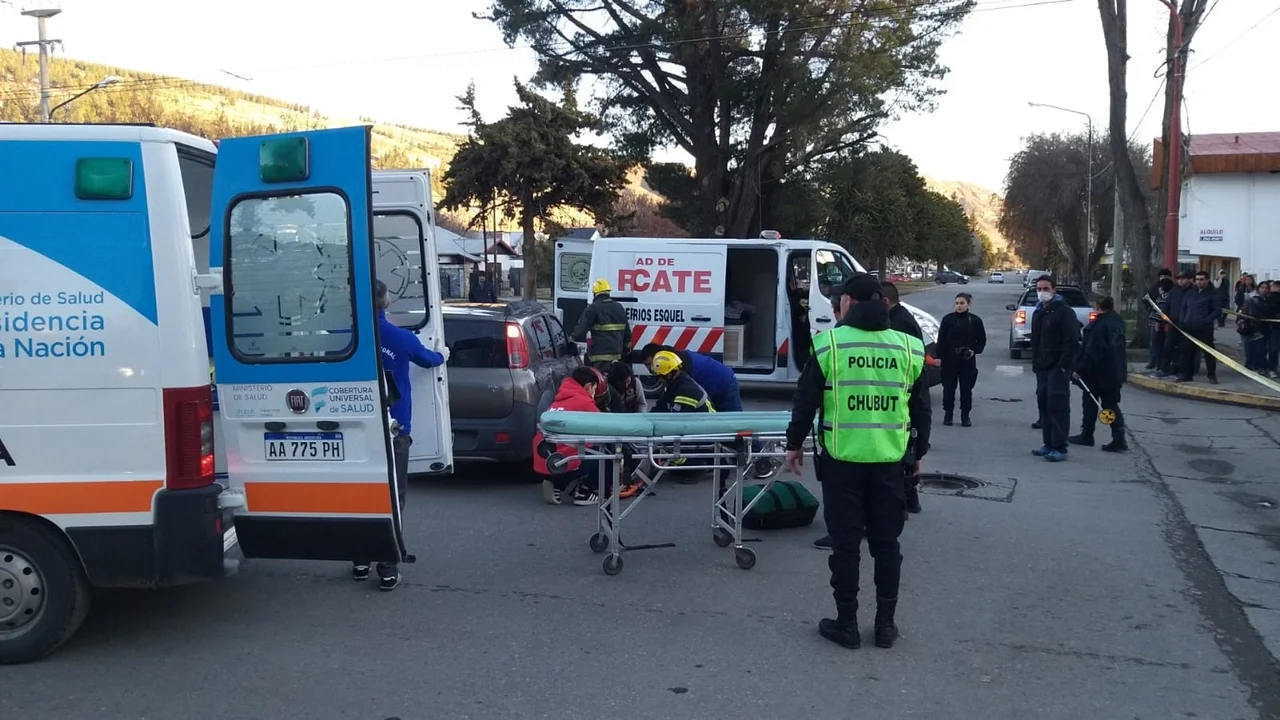 Circulaban en moto ebrios y protagonizaron un fuerte choque en el centro de Esquel