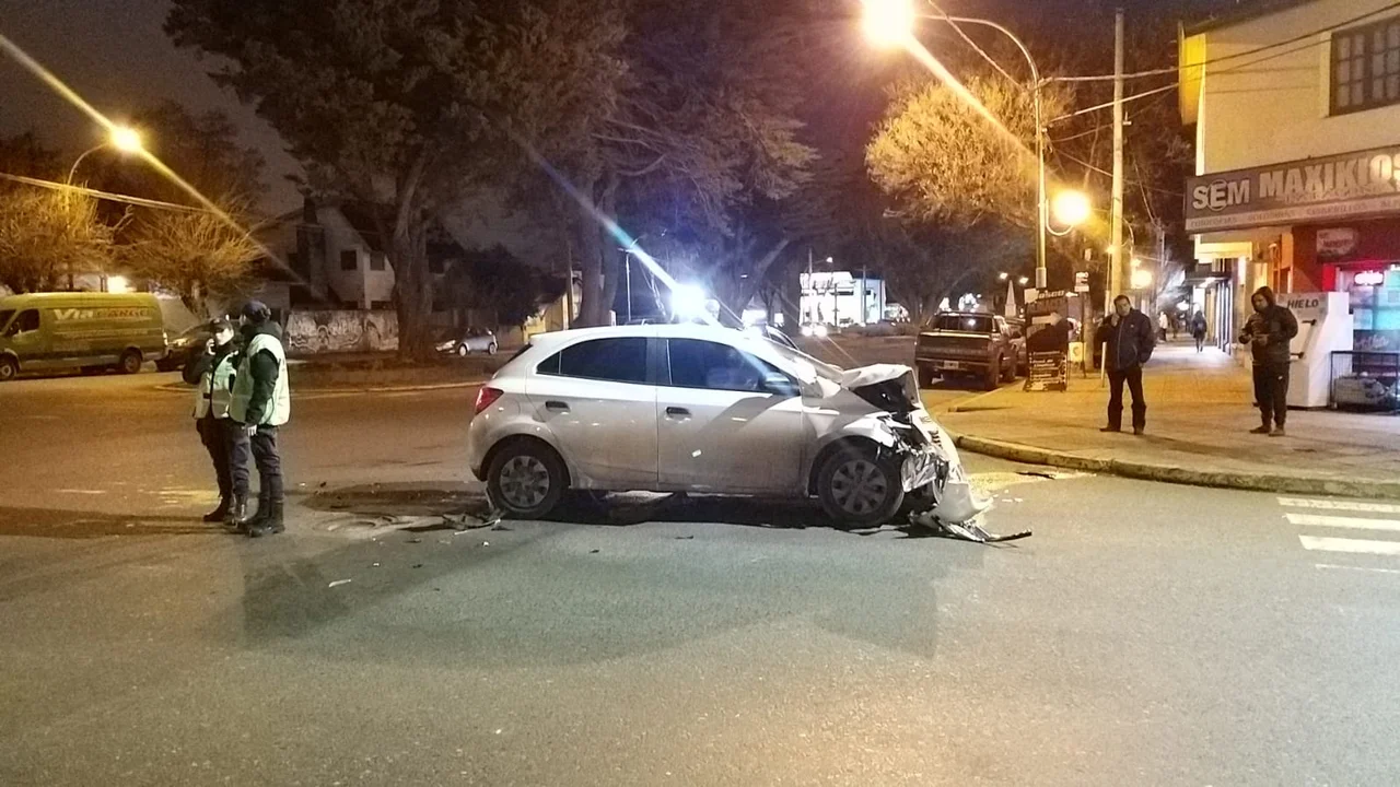 Violento choque en pleno centro de Esquel