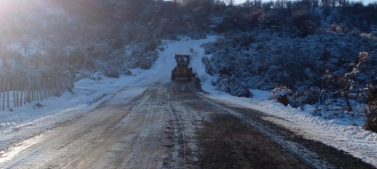 Realizaron mejoras en caminos internos de Lago Rosario y Sierra Colorada