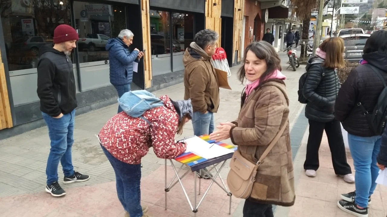 Vecinos de Esquel juntan firmas y piden discutir los aumentos de Energía Eléctrica