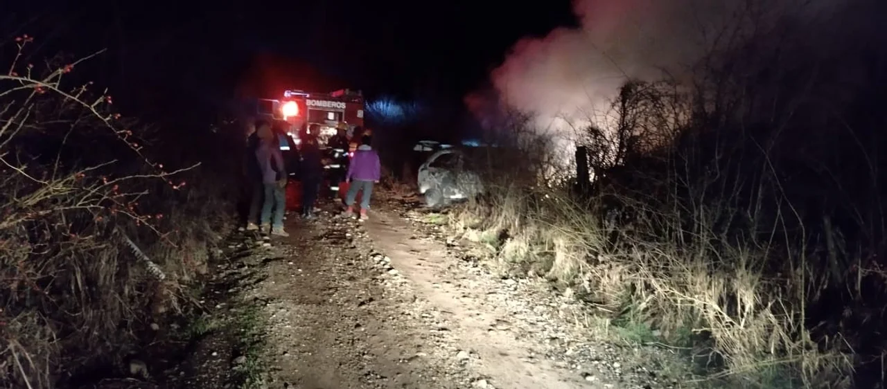 Un auto se prendió fuego tras chocar contra un alambrado