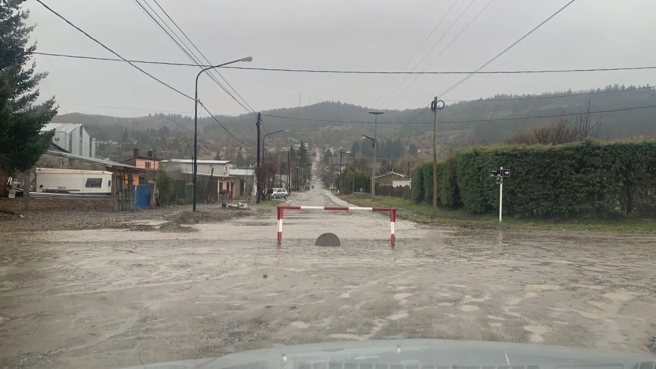Así están las calles de Esquel con las intensas lluvias