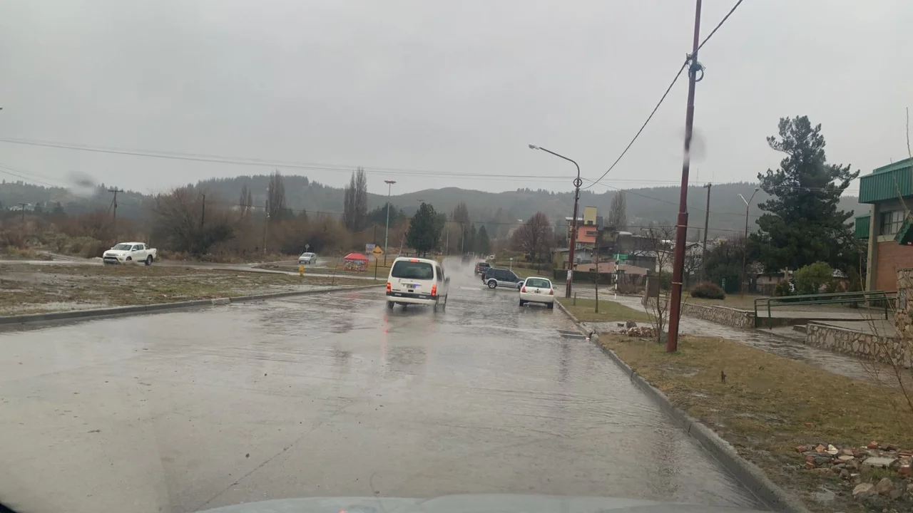 Así están las calles de Esquel con las intensas lluvias