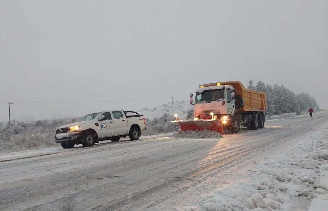 Hielo y nieve en las rutas que conectan Esquel con la región: Piden extrema precaución