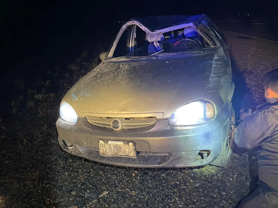 Un empleado policial lesionado tras volcar a causa del hielo