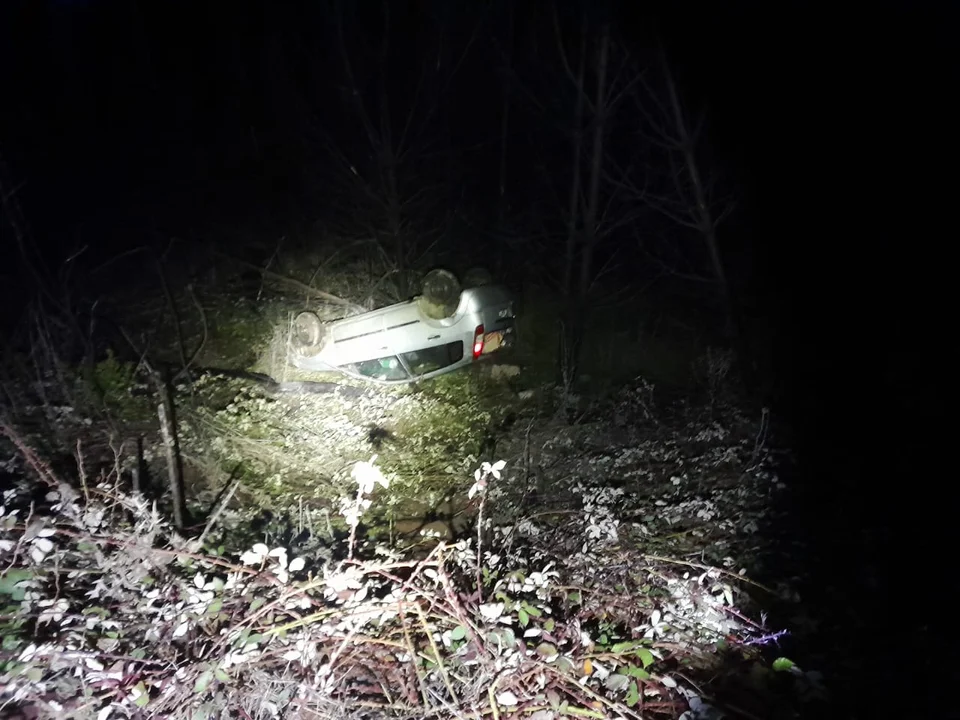 Perdió el control del vehículo y terminó en un barranco