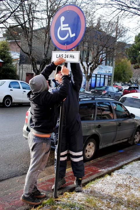 Actualizarán la cartelería de estacionamientos exclusivos para personas con discapacidad