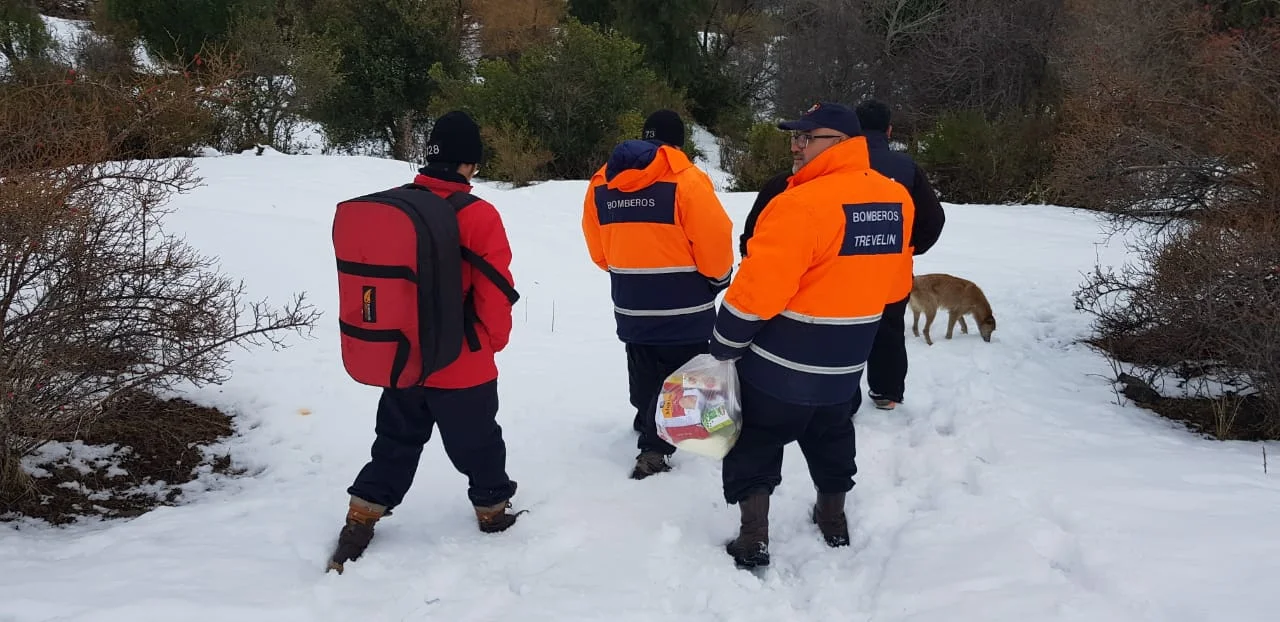 Asistieron a un poblador de Lago Rosario que estaba aislado por la nieve