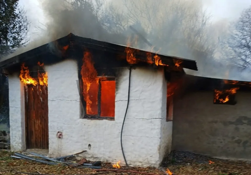 El Hoyo: Voraz incendio consumió por completo una vivienda