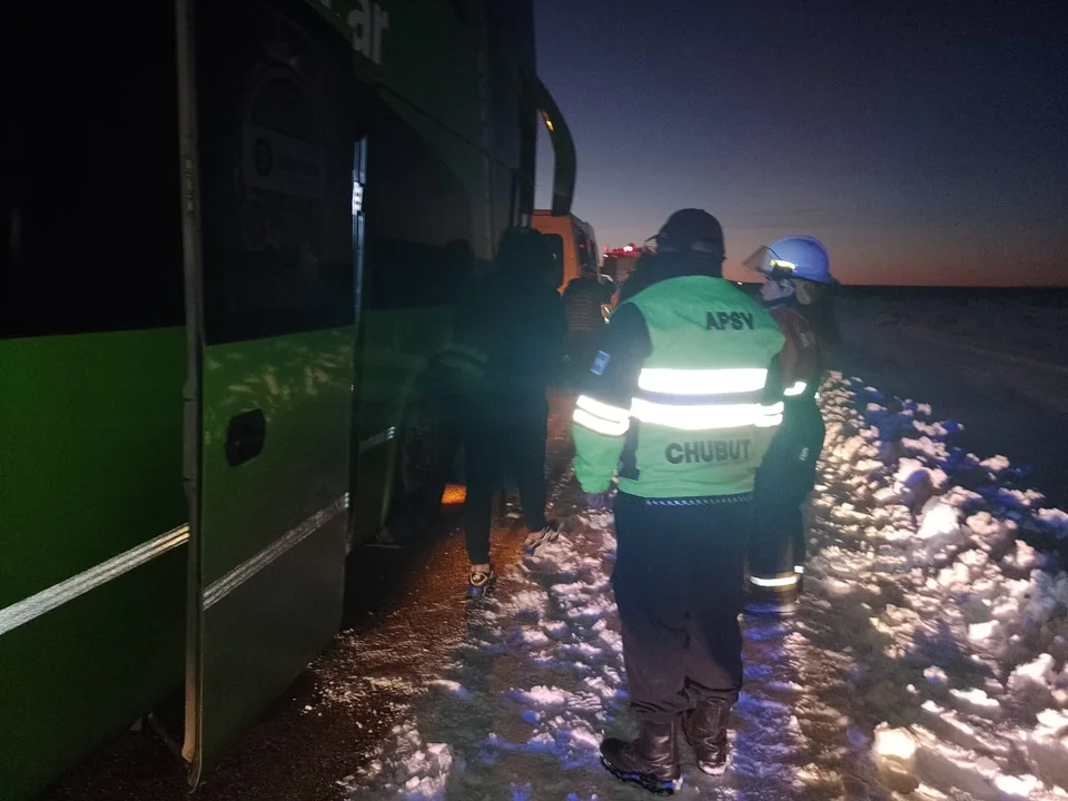 Otro colectivo varado en la ruta con pasajeros soportando el frío intenso