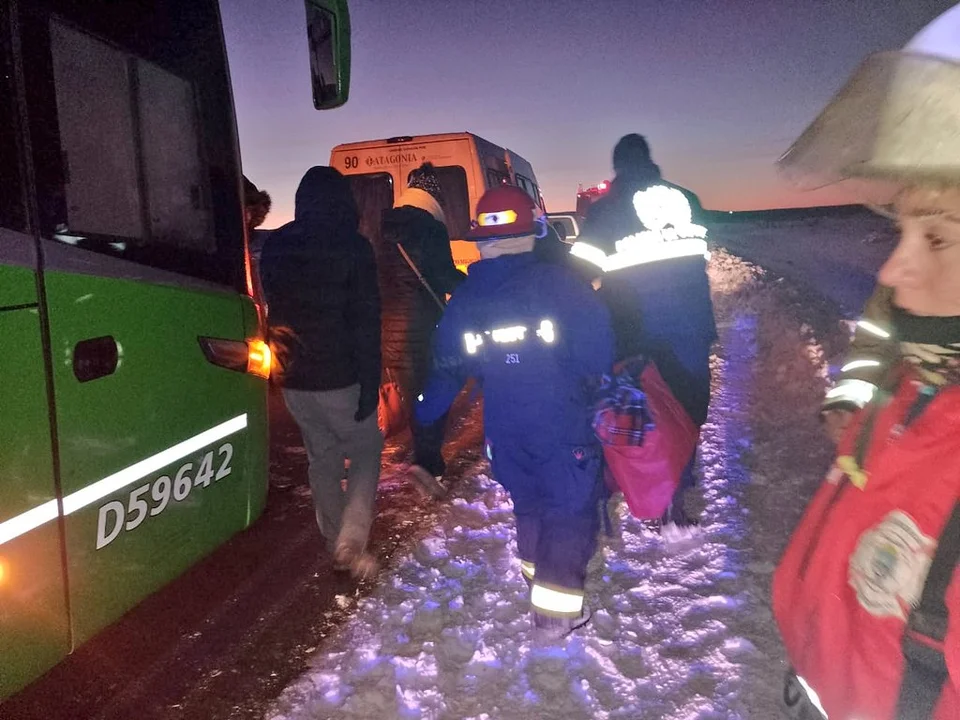 Otro colectivo varado en la ruta con pasajeros soportando el frío intenso