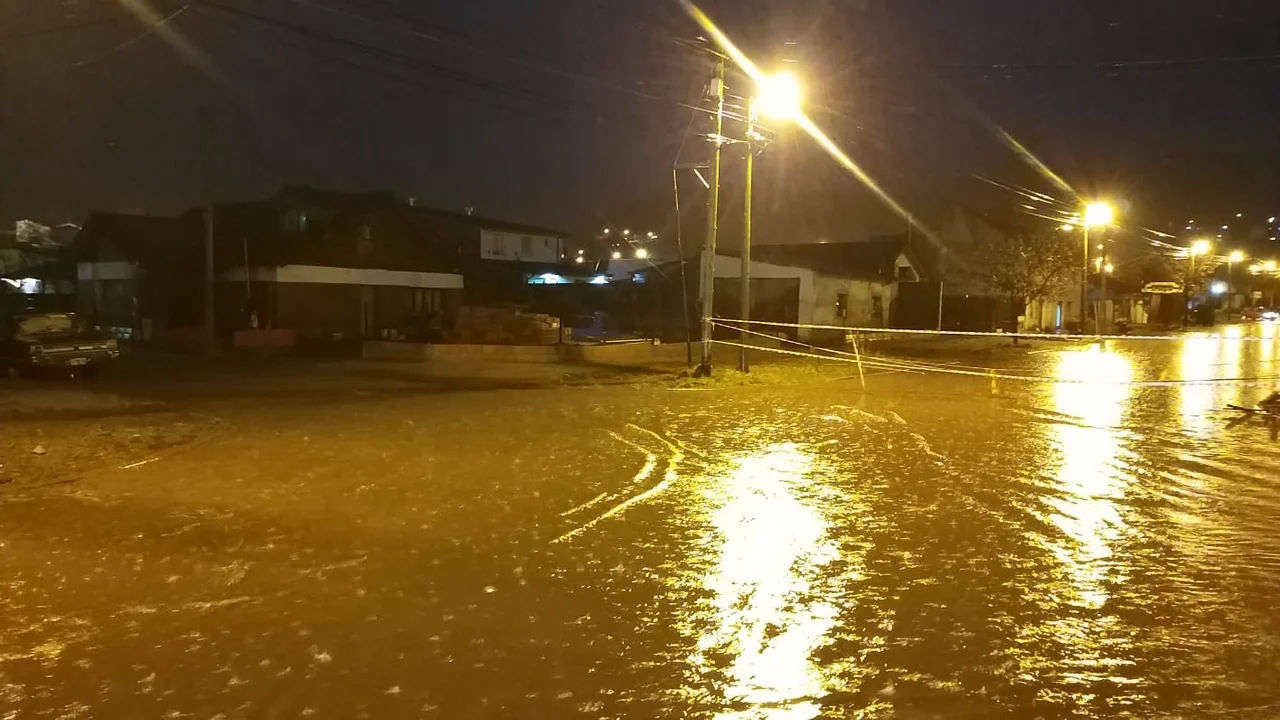 Las calles de Esquel complicadas para circular por el temporal de lluvia