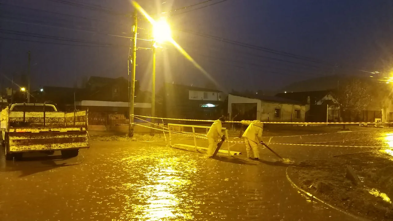Las calles de Esquel complicadas para circular por el temporal de lluvia