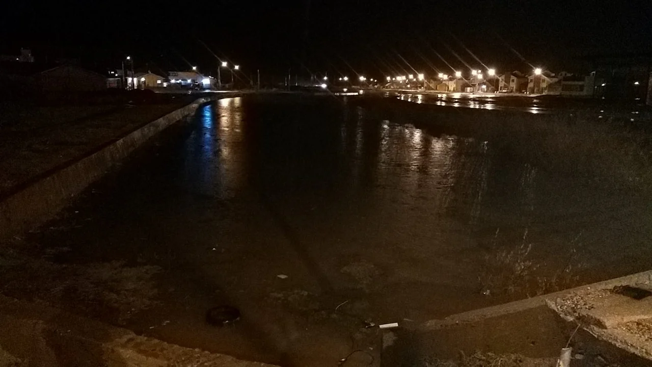 Las calles de Esquel complicadas para circular por el temporal de lluvia