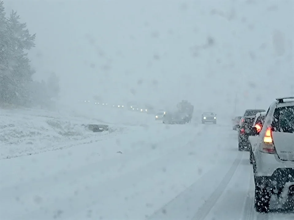 Intensa nevada: La Ruta 259 entre Esquel y Trevelin está cortada y hubo un choque