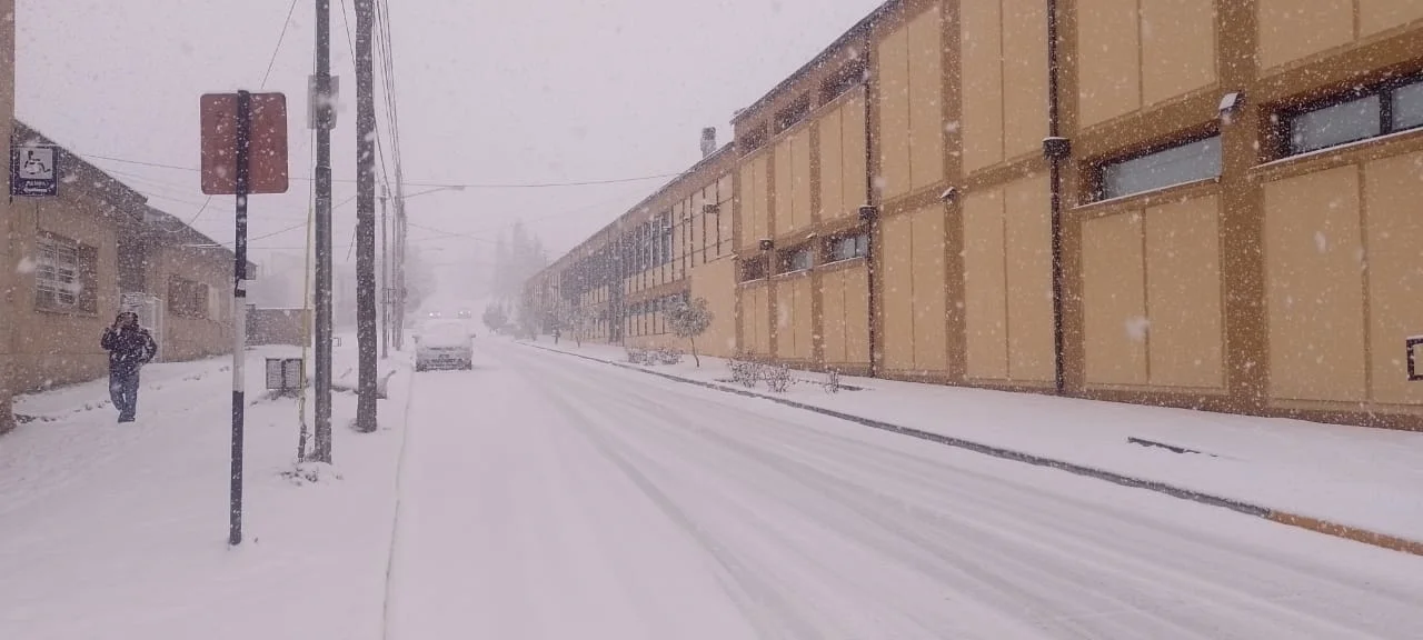 Las imágenes que va dejando la intensa nevada en Esquel
