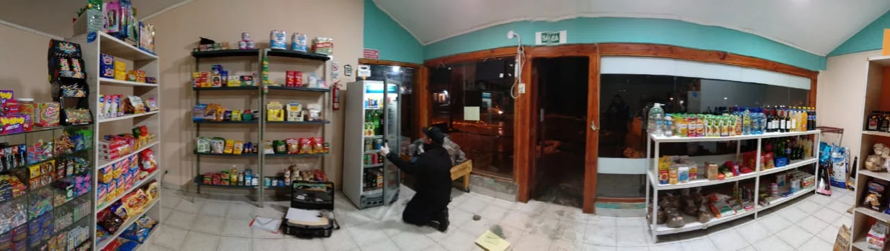 Policía sorprendió a un grupo robando en un kiosco y detuvo a una joven
