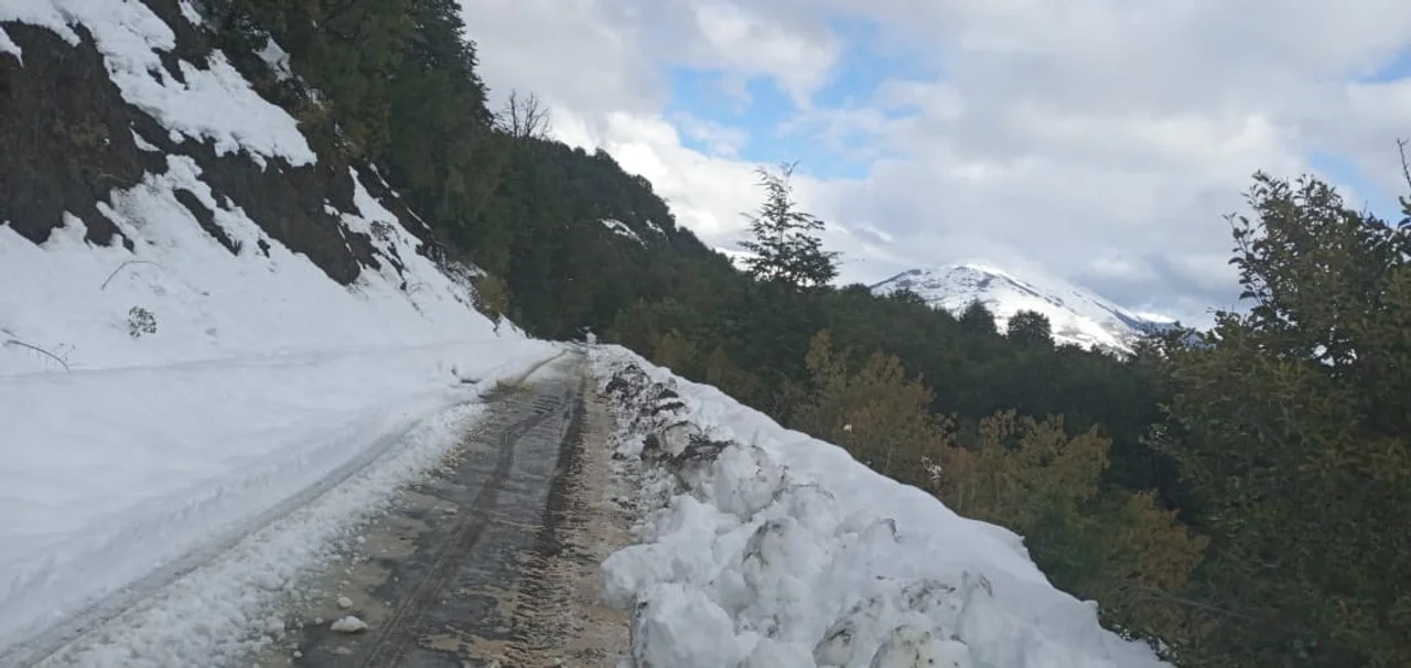 Continúan trabajando en la ruta 71 tras un alud de nieve y barro