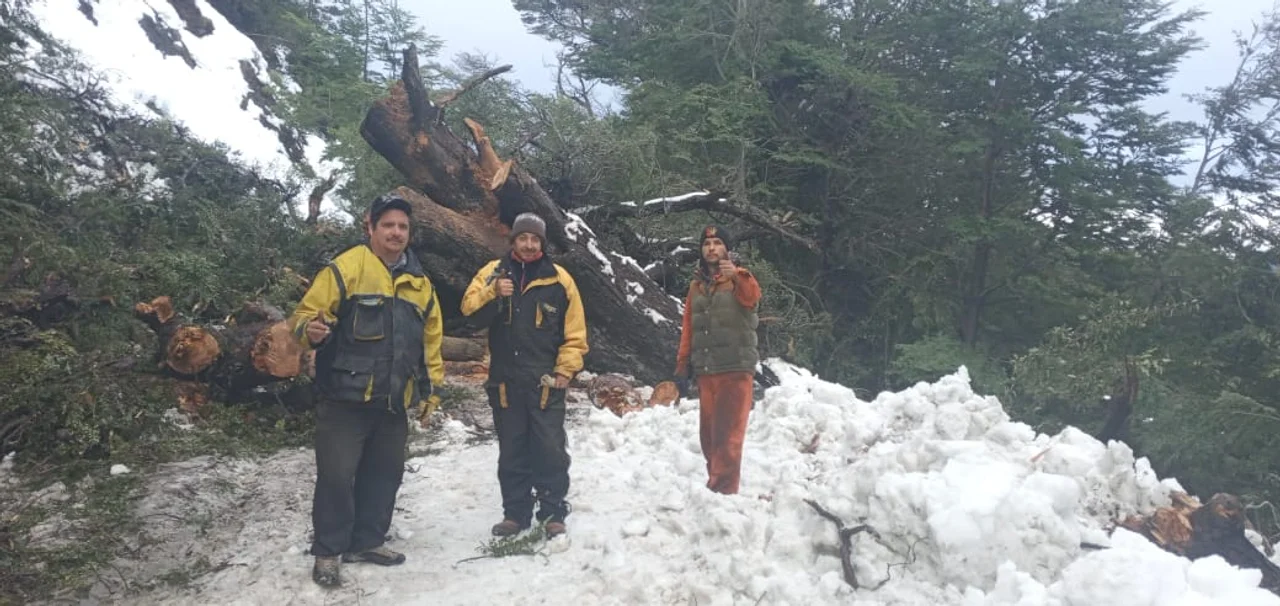 Continúan trabajando en la ruta 71 tras un alud de nieve y barro