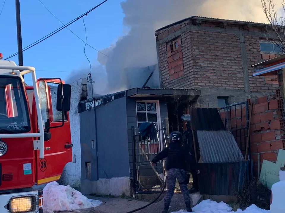 Importantes pérdidas en un incendio de vivienda en el barrio Don Bosco
