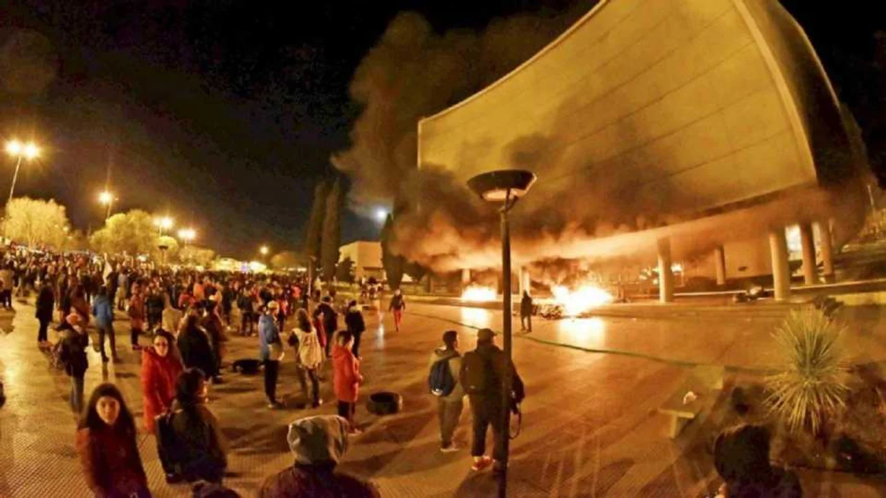 Postergaron para el jueves el veredicto por los incendios en la Legislatura