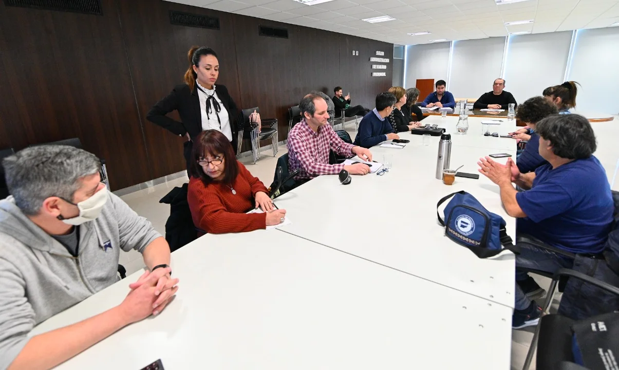 El Gobierno hizo dos ofertas salariales a los docentes, no lo aceptaron pero se liquida igual