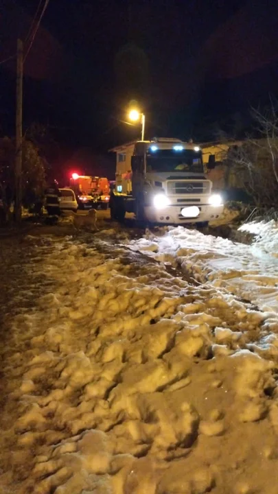 Conducía alcoholizado un camión, chocó dos autos y terminó encajado en la nieve