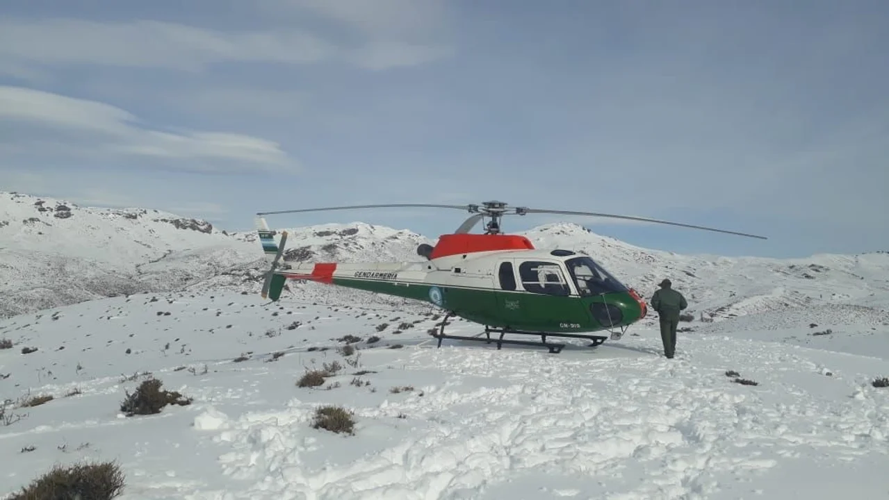 Se montó un operativo aéreo para asistir a familias aisladas en Vuelta del Río
