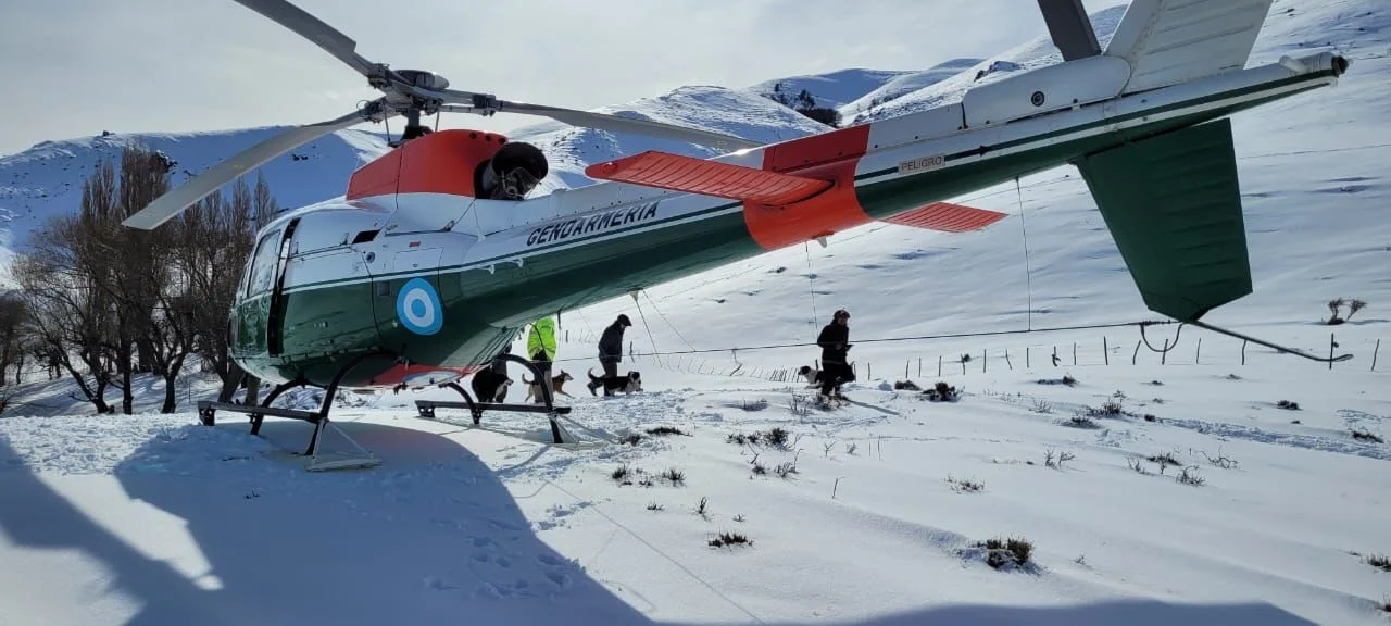 Se montó un operativo aéreo para asistir a familias aisladas en Vuelta del Río